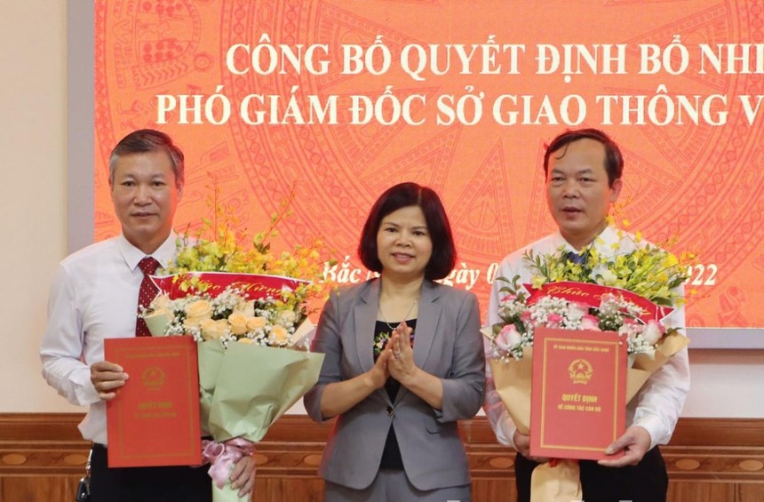 Chủ tịch UBND tỉnh Bắc Ninh Nguyễn Hương Giang trao quyết định bổ nhiệm hai Phó Giám đốc Sở Giao thông vận tải tỉnh Bắc Ninh.