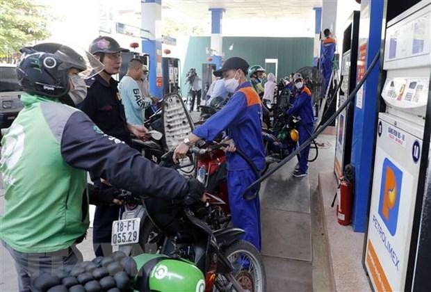 Mua bán xăng tại một điểm kinh doanh xăng, dầu của Petrolimex trên địa bàn quận Hai Bà Trưng, Hà Nội. (Ảnh: Trần Việt/TTXVN).