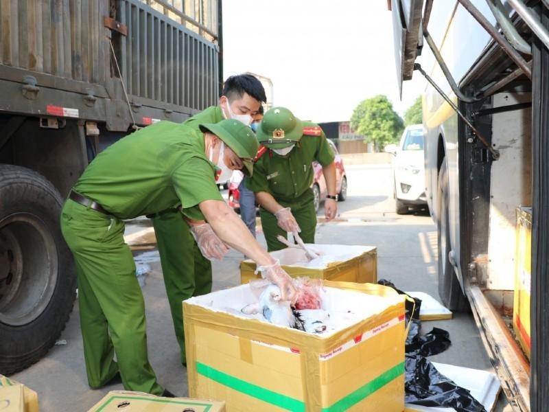 Càng về cuối năm, thị trường thực phẩm càng trở nên phức tạp, nguy cơ thực phẩm “bẩn” đến bàn ăn người dân rất cao.