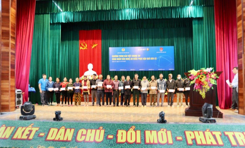 Cán bộ Bảo Việt đóng góp ủng hộ đồng bào bị bão lũ tại Nghệ An gần 1 tỷ đồng 