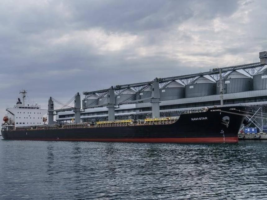 Một con tàu chở ngũ cốc chờ ra khơi từ cảng Odesa ở Ukraine.