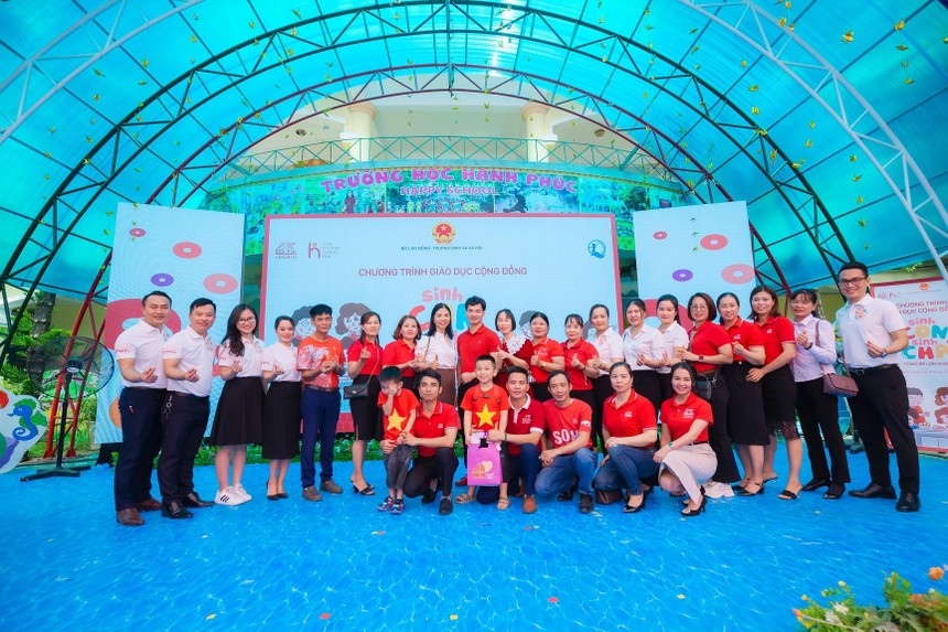 Hội thảo “Sinh Con, Sinh Cha” tại Thanh Hóa có sự tham gia của 500 phụ huynh, trẻ em và các cán bộ, giáo viên các trường mầm non Hoa Mai, với sự tham gia diễn giải của NSƯT Xuân Bắc.