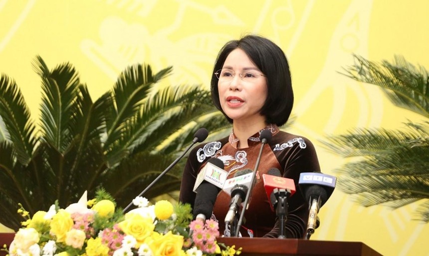 Bà Trần Thị Nhị Hà, Giám đốc Sở Y tế trả lời chất vấn của đại biểu HĐND thành phố Hà Nội về công tác điều trị F0 và quản lý F1 tại nhà. 