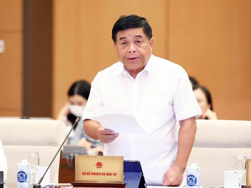 Bộ trưởng Bộ Kế hoạch và Đầu tư Nguyễn Chí Dũng báo cáo tại phiên họp.