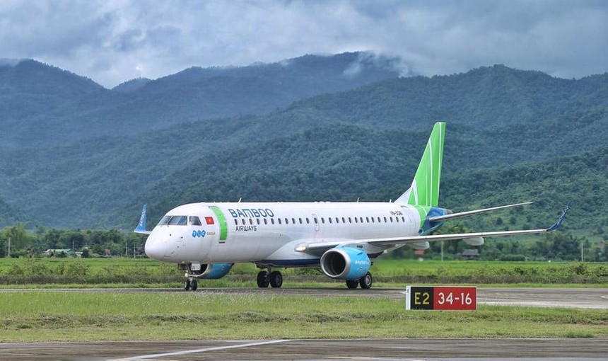 Một tàu bay phản lực Embraer của Bamboo Airways hạ cánh đón khách tại sân bay Điện Biên.