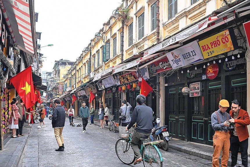 Du khách quốc tế đã xuất hiện trở lại trên phố cổ Hà Nội.
