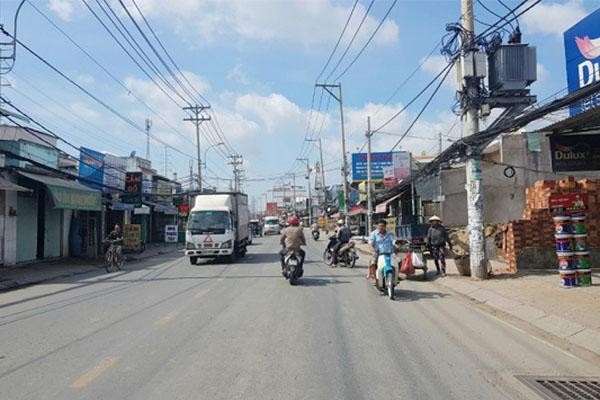 Quốc lộ 50 đoạn qua huyện Bình Chánh, TP.HCM hiện chỉ có 2 làn xe nên thường xuyên xảy ra ùn tắc vào giờ cao điểm