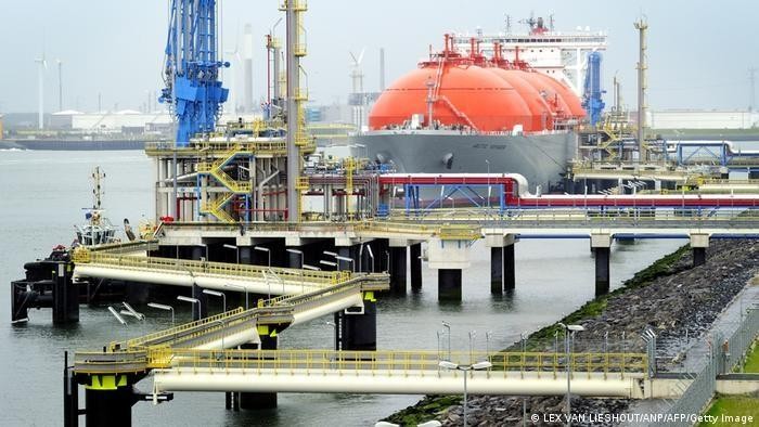 Một số nước châu Âu đang đẩy mạnh xây dựng các trạm chứa LNG để giảm phụ thuộc vào khí đốt của Nga. Ảnh: AFP