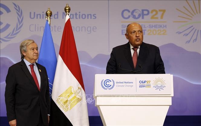 Tổng Thư ký Liên hợp quốc Antonio Guterres (trái) và Ngoại trưởng Ai Cập, Chủ tịch Hội nghị thượng đỉnh lần thứ 27 Các bên tham gia Công ước khung của Liên hợp quốc về biến đổi khí hậu (COP27) trong cuộc họp báo tại Sharm el-Sheikh (Ai Cập), ngày 17/11/2022. Ảnh: AFP/TTXVN 