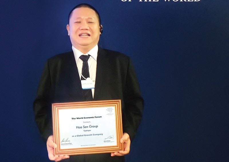 Ông Lê Phước Vũ, Chủ tịch HĐQT HSG tại Hội nghị thường niên New Champions lần 9 cùng chứng nhận HSG là thành viên Cộng đồng Doanh nghiệp tăng trưởng toàn cầu