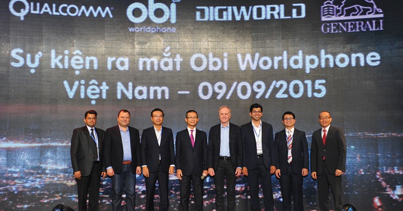 Ông Đoàn Hồng Việt, CEO DGW (đứng thứ 3 từ trái sang) và ông John Sculley, cựu CEO Apple trong sự kiện ra mắt sản phẩm Obi tại Việt Nam
