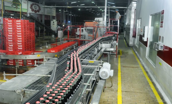 Dây chuyền sản xuất của Coca-Cola được đầu tư và cải tiến theo công nghệ tân tiến để đảm bảo chất lượng sản phẩm khi đến tay người tiêu dùng​.