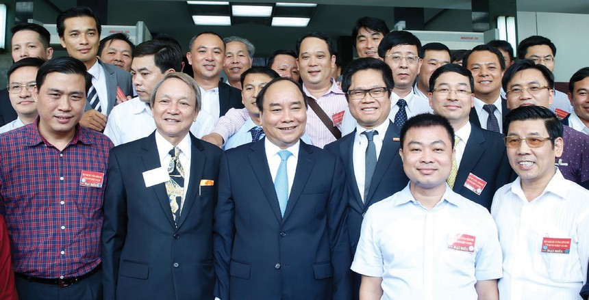 Ông Cao Tùng Lâm (ngoài cùng bên trái) cùng Thủ tướng Chính phủ tại Hội nghị Doanh nghiệp Việt Nam năm 2016