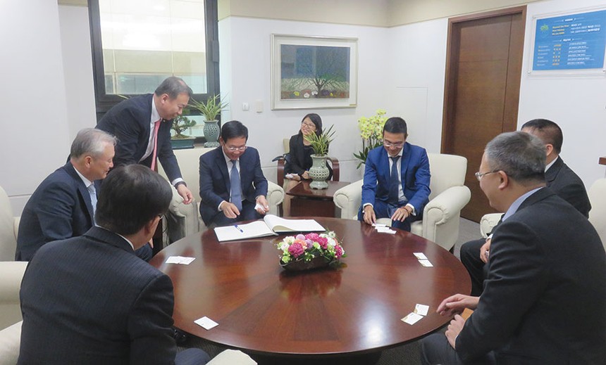 Tháng 4/2018, trong khuôn khổ Hội nghị xúc tiến đầu tư vào Việt Nam tổ chức tại Hàn Quốc, lãnh đạo UBCK, Sở GDCK TP. HCM và Hà Nội đã có những cuộc tiếp xúc với nhiều nhà đầu tư lớn Hàn Quốc, nhằm thu hút các nhà đầu tư này quan tâm đến cơ hội rót vốn vào doanh nghiệp Việt Nam