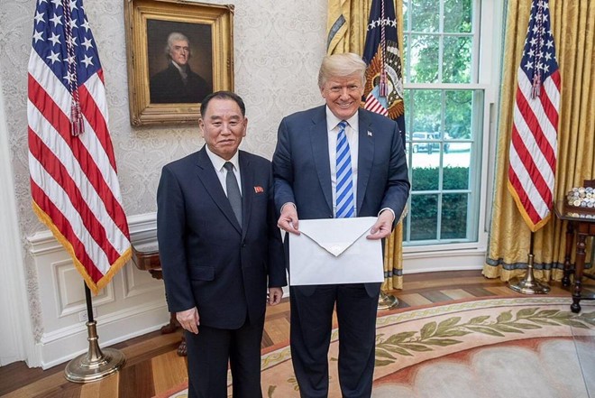 Tổng thống Trump cười tươi khi cầm trên tay bức thư được trao bởi trùm tình báo Triều Tiên ngày 1/6. Ảnh: Nhà Trắng.