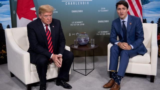 Tổng thống Trump gặp Thủ tướng Trudeau ngày 8/6 trong khuôn khổ Hội nghị thượng đỉnh G7. Ảnh: AFP
