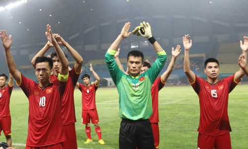Tuyển Việt Nam ăn mừng chiến thắng trước Bahrain tại vòng 1/8. Ảnh: Đức Đồng