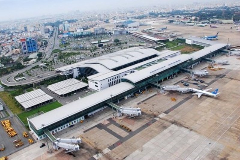 Sức ép phải sớm triển khai nhà ga T3 là rất lớn bởi đến cuối năm 2017, sản lượng hành khách thông qua Cảng hàng không quốc tế Tân Sơn Nhất đã vượt con số 36 triệu khách, trong đó Nhà ga quốc nội T1 đã khai thác 22,37 triệu lượt (vượt 1,5 lần công suất thiết kế).