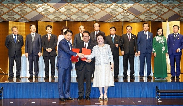 Chủ tịch Thành phố Nguyễn Đức Chung và đại diện các tập đoàn Nhật Bản trao đổi các biên bản ghi nhớ (MOU) về việc hợp tác đầu tư vào nhiều dự án trên địa bàn Thành phố. Ảnh: Thùy Linh