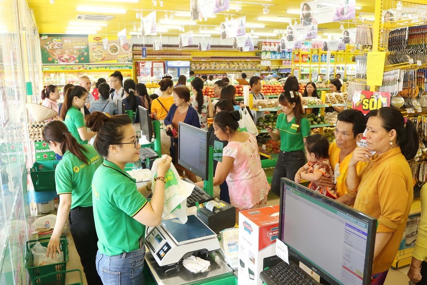 Khung cảnh đông đúc thường thấy ở các siêu thị Bách hóa Xanh