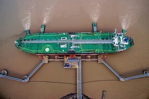 Một tàu chở dầu đã cập bến tại Trung Quốc. Ảnh: Bloomberg