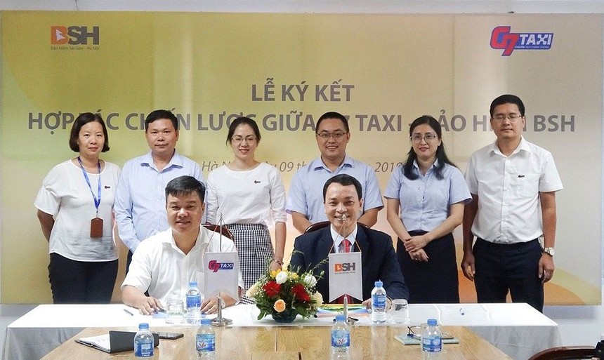 Từ trái qua phải: Ông Nguyễn Anh Quân, Tổng giám đốc G7 Taxi và ông Bùi Trung Kiên, Tổng giám đốc Bảo hiểm BSH ký thỏa thuận hợp tác chiến lược.