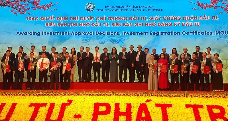 25 nhà đầu tư nhận quyết định chủ trương đầu tư, đăng ký đầu tư tại Hội nghị với sự chứng kiến của Thủ tướng Nguyễn Xuân Phúc và lãnh đạo các Bộ, ngành.