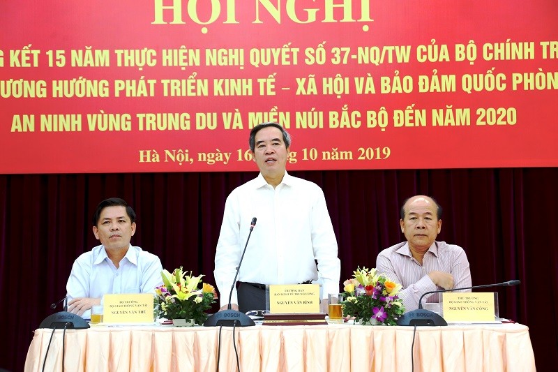 Đồng chí Nguyễn Văn Bình đề nghị Bộ GTVT cần xác định rõ việc đầu tư cho giao thông và phát triển kinh tế xã hội, đảm bảo quốc phòng an ninh của vùng trung du và miền núi Bắc Bộ trong thời gian tới có ý nghĩa đặc biệt quan trọng.