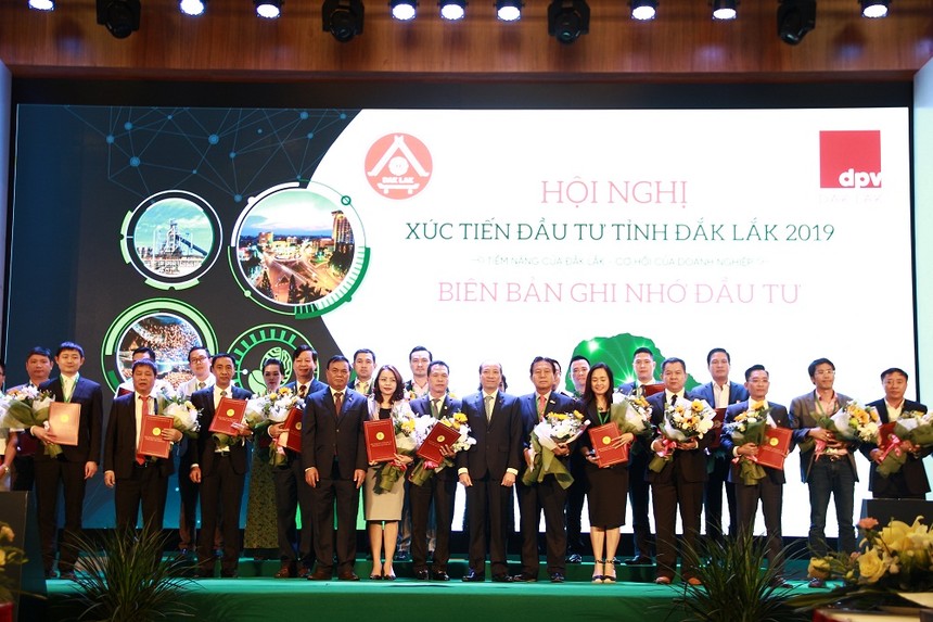 Lãnh đạo tỉnh Đắk Lắk trao chứng nhận đầu tư cho các doanh nghiệp tại Hội nghị xúc tiến đầu tư năm 2019.