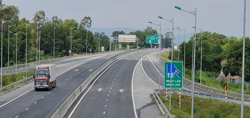 Dự án xây dựng đường cao tốc Đà Nẵng- Quảng Ngãi được khởi công ngày 19/5/2013, thông xe và đưa vào khai thác toàn tuyến ngày 2/9/2018.