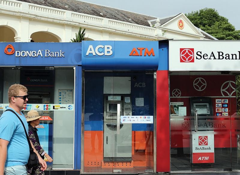 Hệ thống máy ATM hiện được lắp đặt chủ yếu ở khu vực thành phố, thiếu vắng ở nông thôn. Ảnh: Đức Thanh