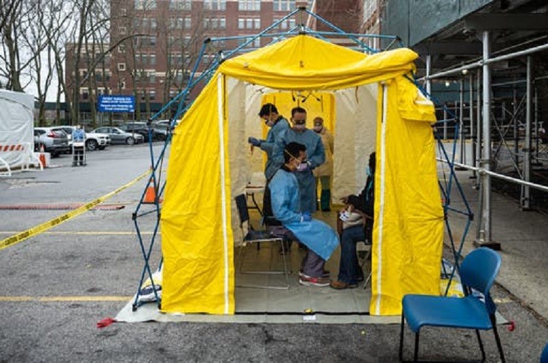 Các bác sĩ làm xét nghiệm cho nhân viên y tế có triệu chứng mắc Covid-19 tại bệnh viện St. Barnabas, thành phố New York hôm 20/3. Ảnh: AFP