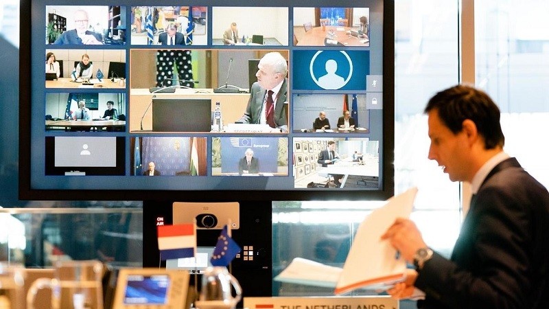 Bộ trưởng tài chính các nước thành viên EU họp trực tuyến hôm 8/4 để thảo luận gói kích thích kinh tế bổ sung trước tác động của dịch Covid-19. Ảnh: AFP