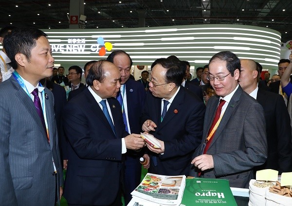 Thủ tướng thăm gian hàng nông sản Hapro tại Hội chợ nhập khẩu quốc tế Trung Quốc 2018