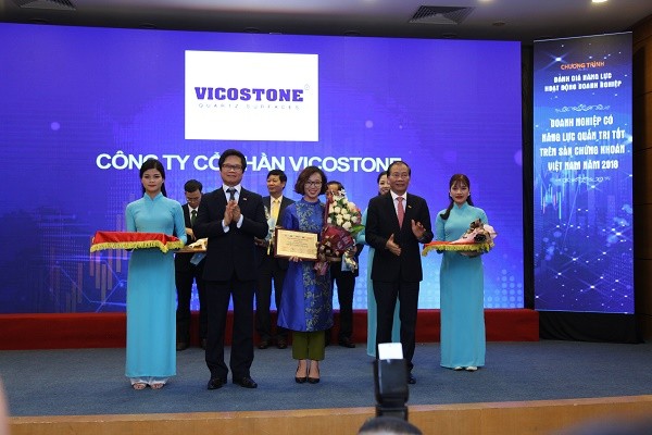 Đại diện Công ty cổ phần Vicostone (đứng giữa) nhận giải thưởng