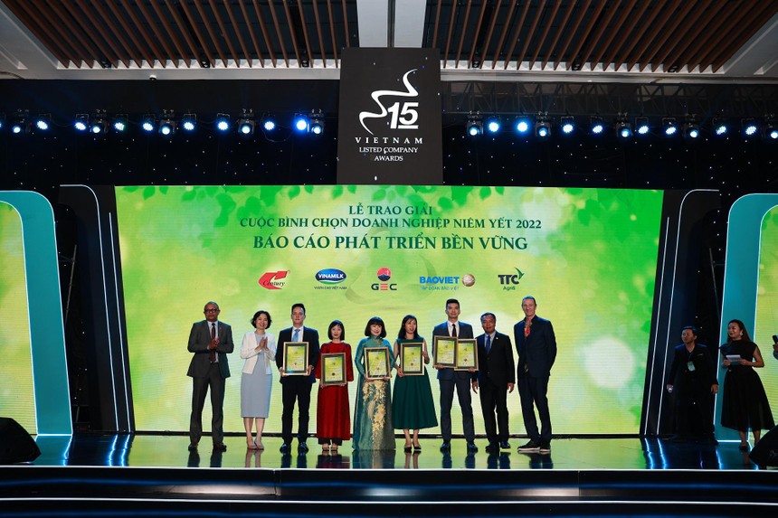 Ban tổ chức VLCA trao giải Top 5 Doanh Nghiệp Quản Trị Công ty Tốt nhất cho Ban Lãnh Đạo GEC