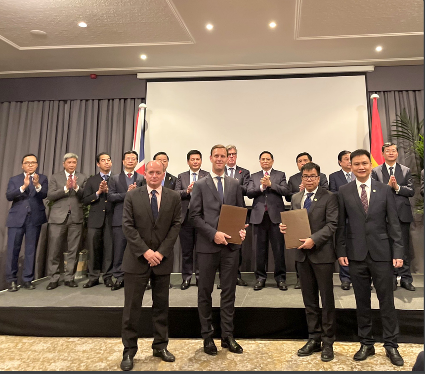 Lãnh đạo BCG Energy (bên phải) trong lễ ký kết với Siemens Gamesa Renewable Energy có sự chứng kiến của Thủ tướng Chính phủ Việt Nam và các đại biểu.