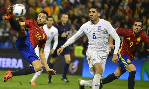 Euro 2016 cũng sẽ là cuộc đối đầu nảy lửa giữa các đại gia đồ thể thao. Ảnh: AFP