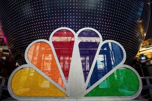 Logo của NBC bên ngoài Rockefeller Center tại New York. Ảnh: Reuters