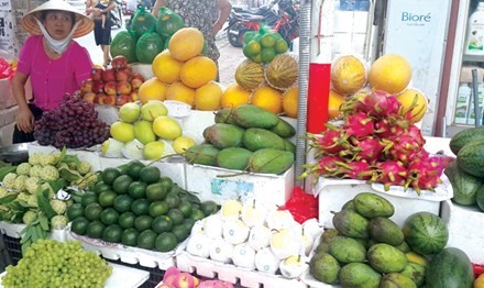 Nhiều trái cây Trung Quốc được bày bán tràn lan tại các sạp ở chợ Hàng Da (Hà Nội). Ảnh: Ngọc Mai.