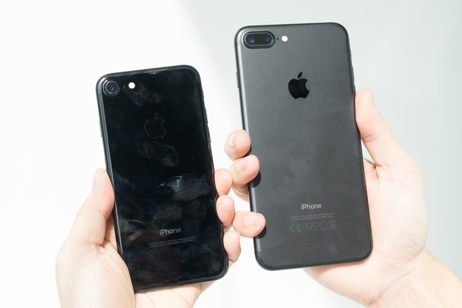 So sánh iPhone 7 Jet Black và Black