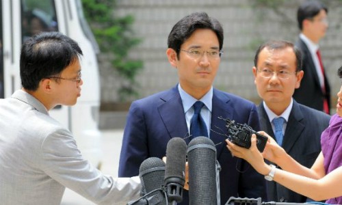 Lee Jae-yong (giữa) là con trai của chủ tịch tập đoàn Samsung. Ảnh: AFP