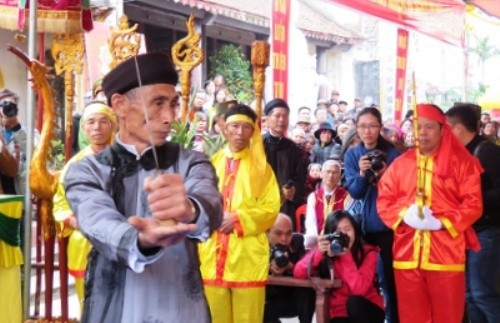 Lễ hội hàng năm chủ yếu do các cao niên trong làng đọc lời thề không tham nhũng. Ảnh: Giang Chinh.
