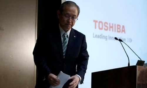 CEO Toshiba - Satoshi Tsunakawa trong buổi họp báo hôm nay. Ảnh: Reuters