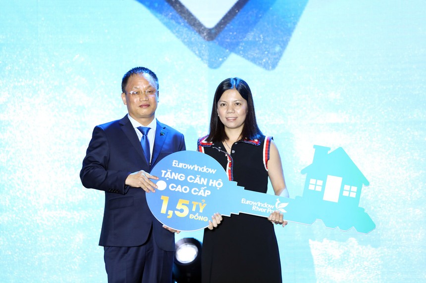  Ông Nguyễn Cảnh Hồng – Tổng giám đốc Eurowindow trao căn hộ Eurowindow River Park trị giá 1,5 tỷ đồng cho khách hàng.