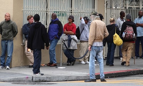 Người dân xếp hàng chờ nhận đồ ăn tại San Francisco. Ảnh: AFP.