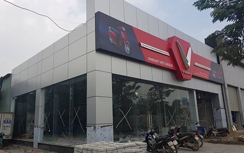 Một đại lý VinFast đang xây dựng tại Hà Nội. Ảnh: OF.