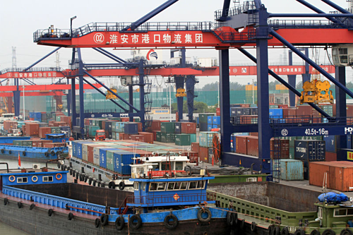 Container tại một cảng biển ở Hoài An (Trung Quốc). Ảnh: Reuters.