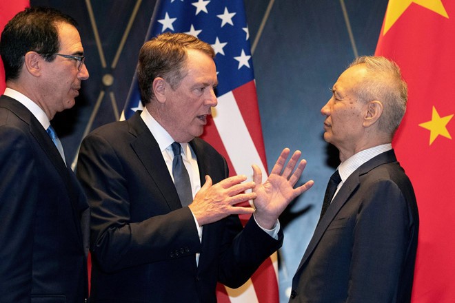 Đại diện Thương mại Mỹ Robert Lighthizer (giữa), Bộ trưởng Tài chính Mỹ Steven Mnuchin (trái) cùng Phó thủ tướng Trung Quốc Lưu Hạc tại Thượng Hải ngày 31/7. Ảnh: Reuters.