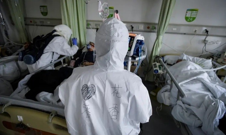 Các bác sĩ mặc đồ bảo hộ chăm sóc bệnh nhân ở khu cách ly thuộc một bệnh viện ở Vũ Hán hôm 6/2. Ảnh: Reuters.